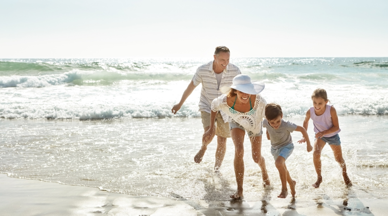 Actividad de verano, viaje familiar a la playa