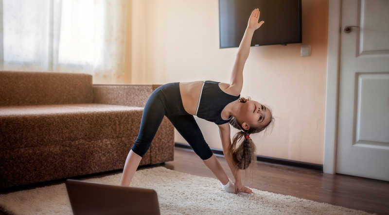 Niña de preescolar practica actividad física Niña de preescolar practica actividad física