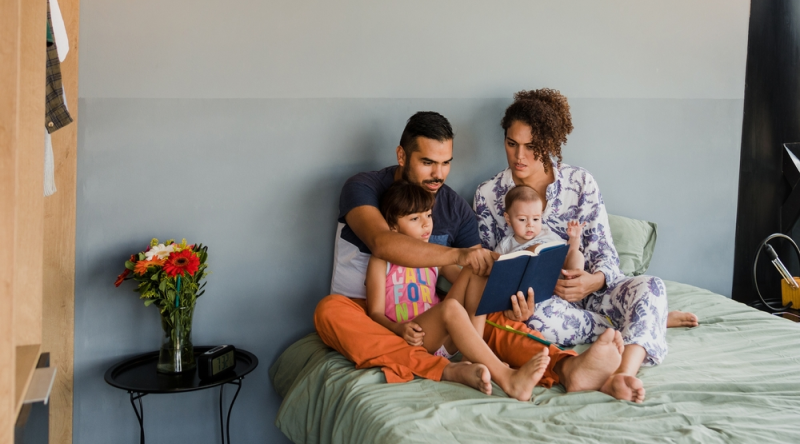 Familia leyendo en casa como actividad de verano