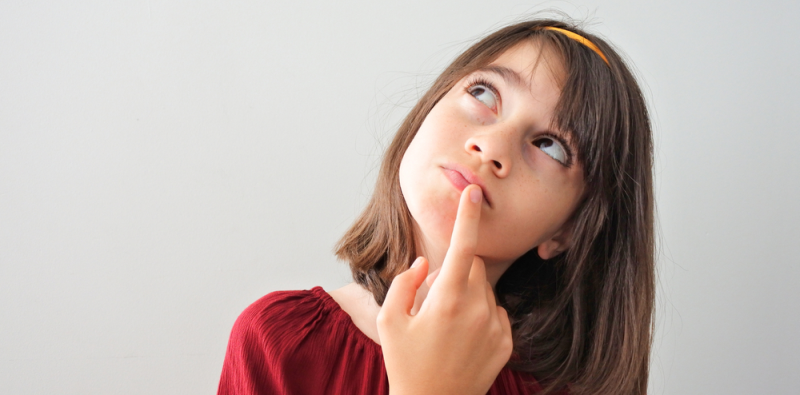 Niña de primaria se pregunta para resolver adivinanza