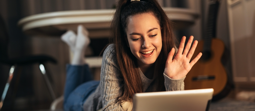 Adolescente convive en línea para no aburrirse
