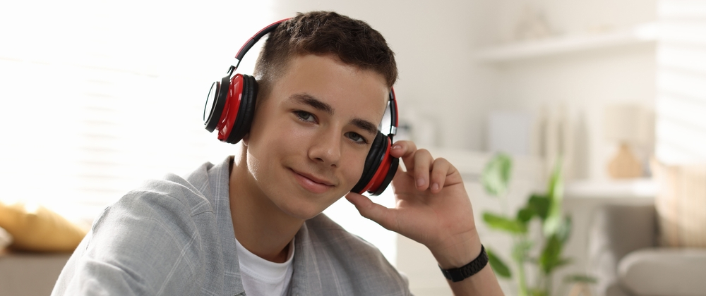 Adolescente escucha música para no aburrirse