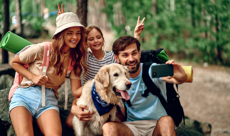 Dos mujeres adolescentes conviven con su papá en excursión familiar