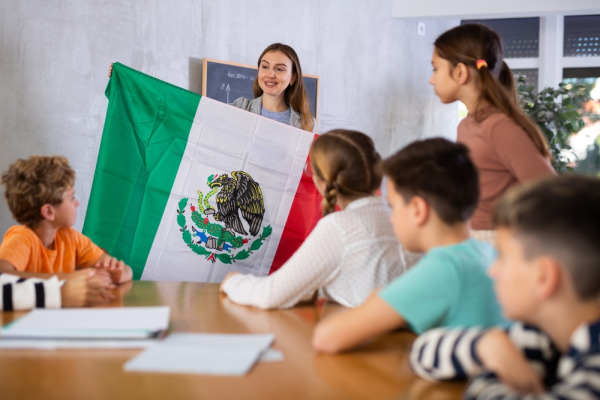 Maestra enseña clases en colegio con ambiente escolar dinámico