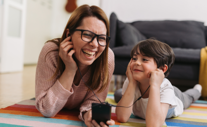 Niño de primaria y mamá ejercitando aprendizaje auditivo