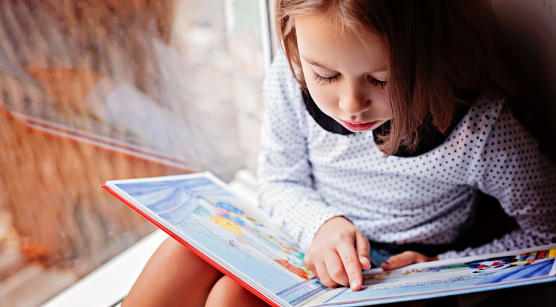 Niña de preescolar aprende conocimiento de lectura