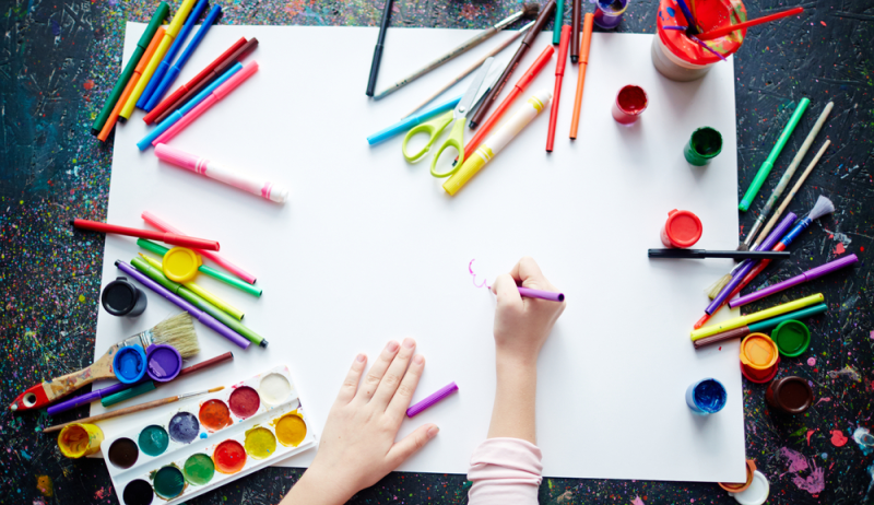 Niña se pone a dibujar para fortalecer su aprendizaje visual