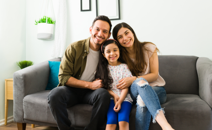 Padres de familia practican crianza respetuosa con hija