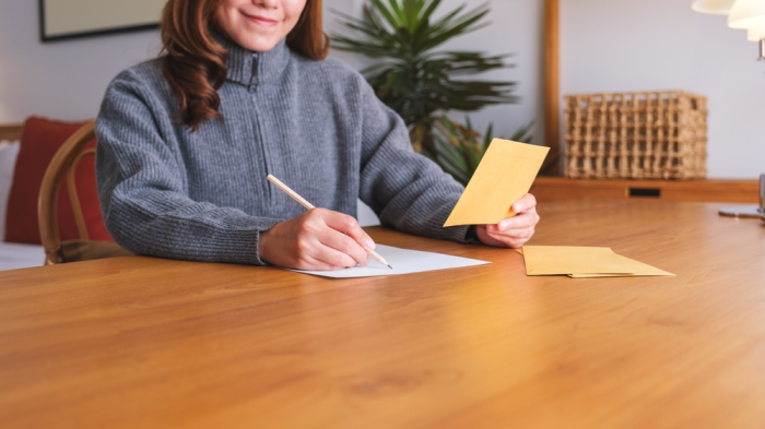 Mamá escribiendo carta para hija adolescente