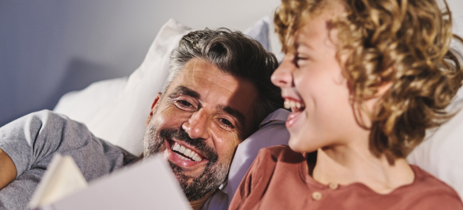 Papá y niño ríen juntos con chiste
