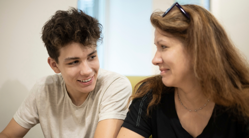 Adolescente hablando en confianza con su mamá