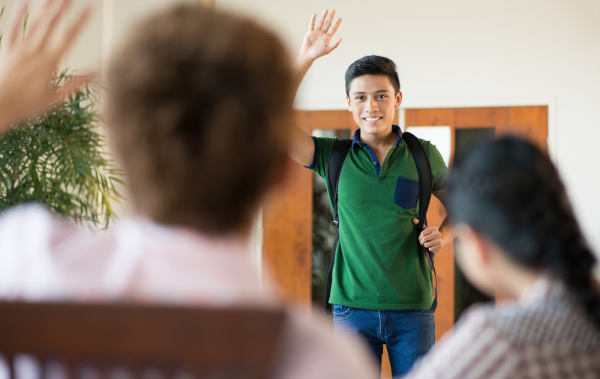 Joven de secundaria ensaya discurso de despedida