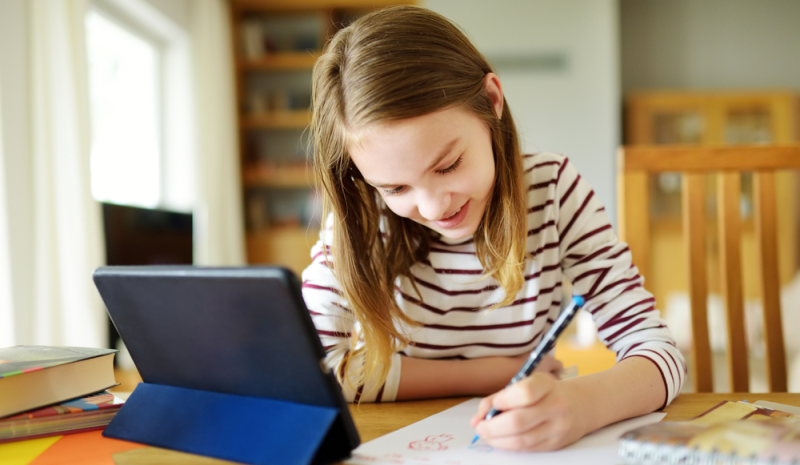 Adolescente realiza dinámica de autoconocimiento mediante el dibujo