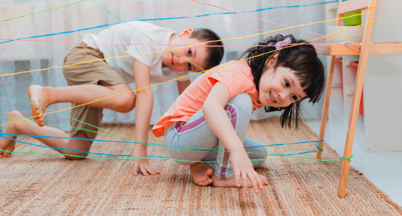 Niño y niña de preescolar hacen actividad física Niño y niña de preescolar hacen actividad física