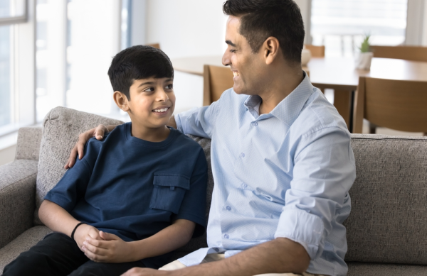 Niño siendo honesto y sincerándose con su padre