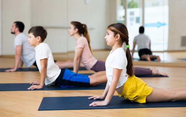 Niños de 13 años practican yoga con papás