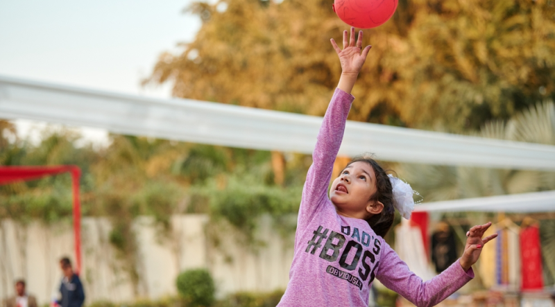 Niña realiza ejercicio de atención atrapando globo