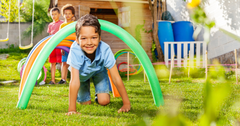 Niño de primaria gatea por túnel ejercitando su atención