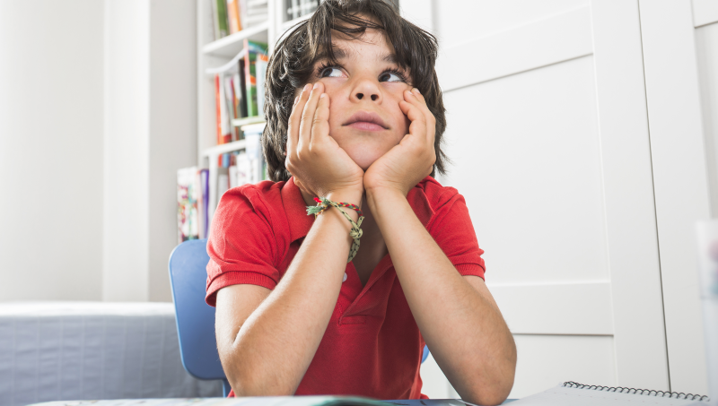 Niño que aprende a pensar y concentrarse