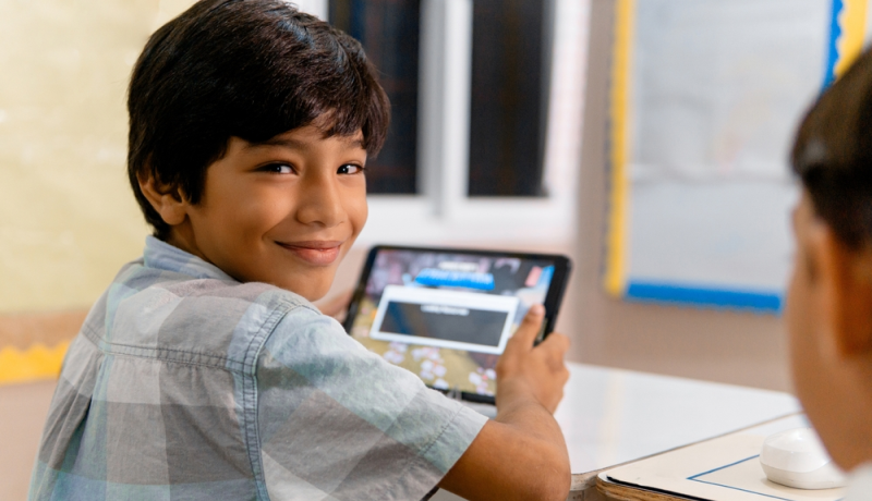 Alumno aprende en una de las mejores escuelas de CDMX