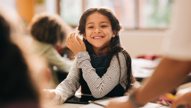 Estudiante de primaria contenta en mejor escuela de CDMX