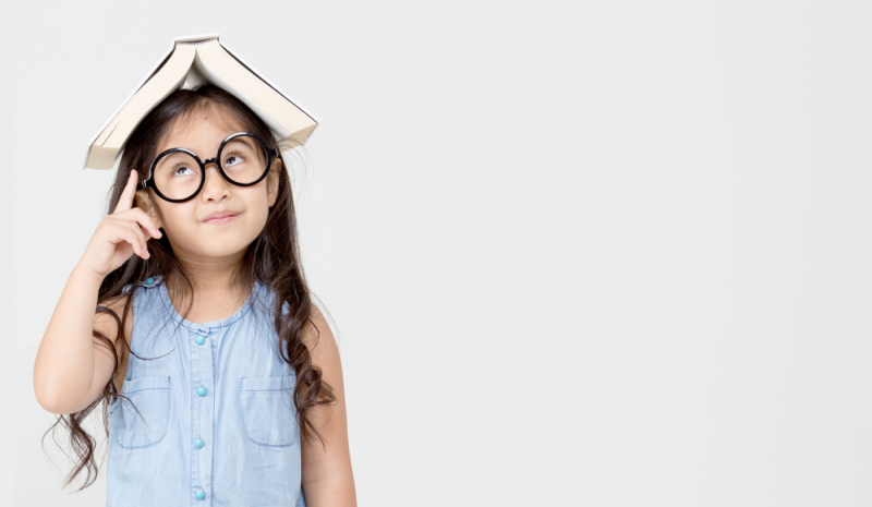 Niña de primaria pone en práctica estrategia de aprendizaje