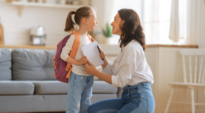 Mamá se despide de su niña de primaria