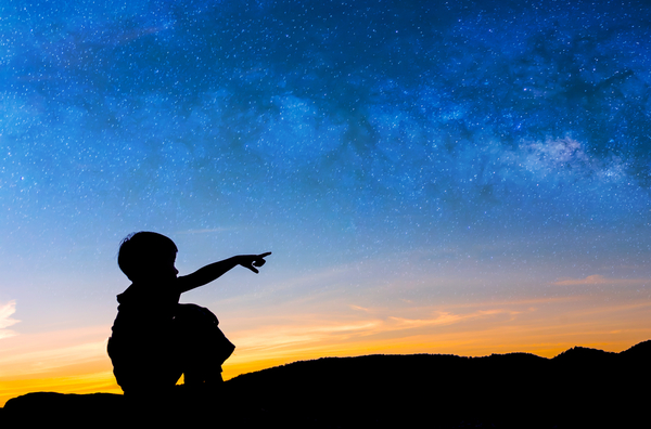 Niño apunta a la Luna avistándola