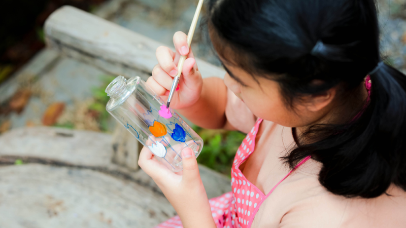 Niña realiza proyecto de arte con pintura