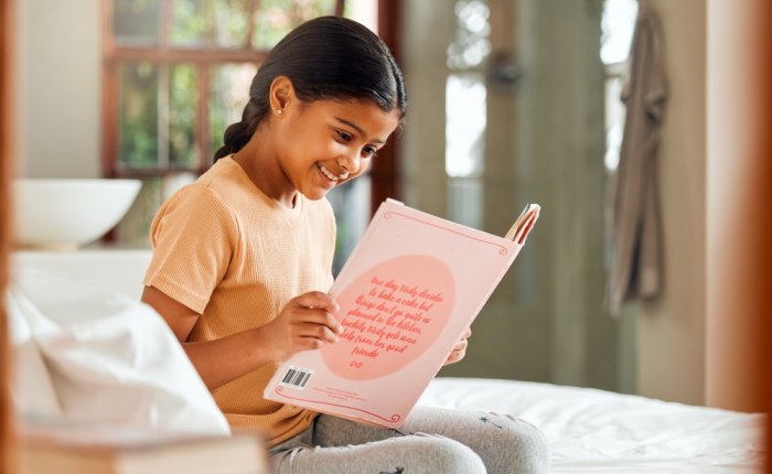 Niña aprende palabras en inglés leyendo