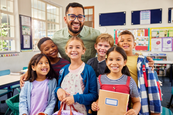 Niños de primaria en inicio de clases con maestro