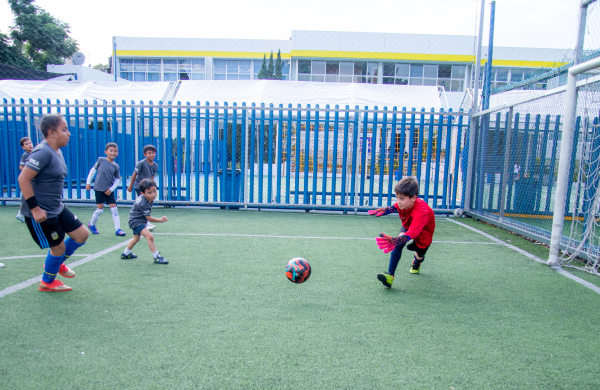 Alumnos futbolistas de Centro Educativo ECA juegan fútbol