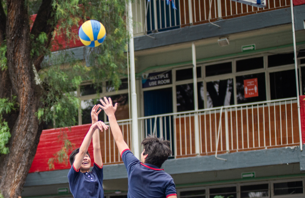 Deportistas de Escuela Mexicana Americana juegan básquetbol