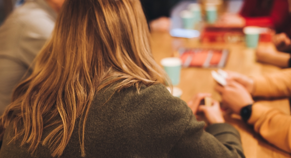 Adolescente jugando juego cooperativo en mesa con sus amigos