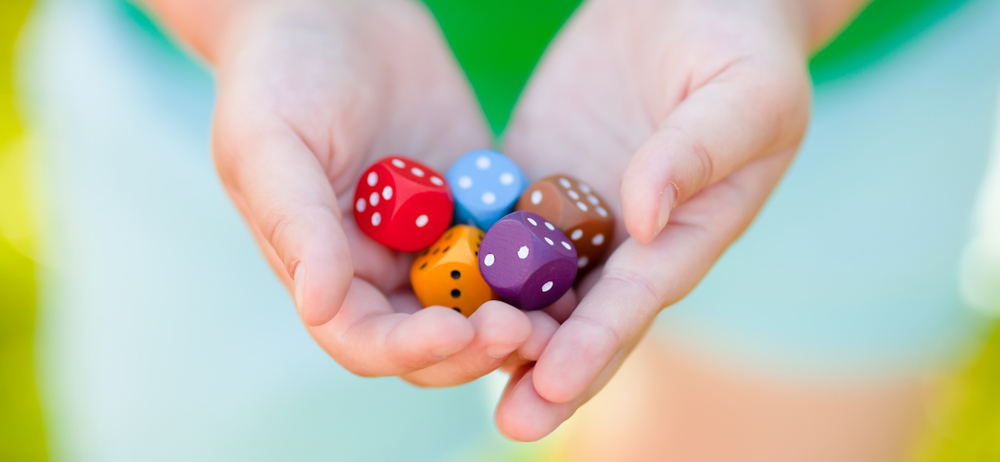 Niño con dados juega juego de valores