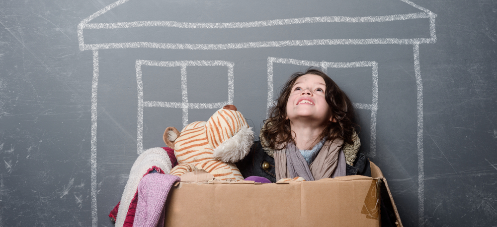 Niño alegre al que le donan juguetes