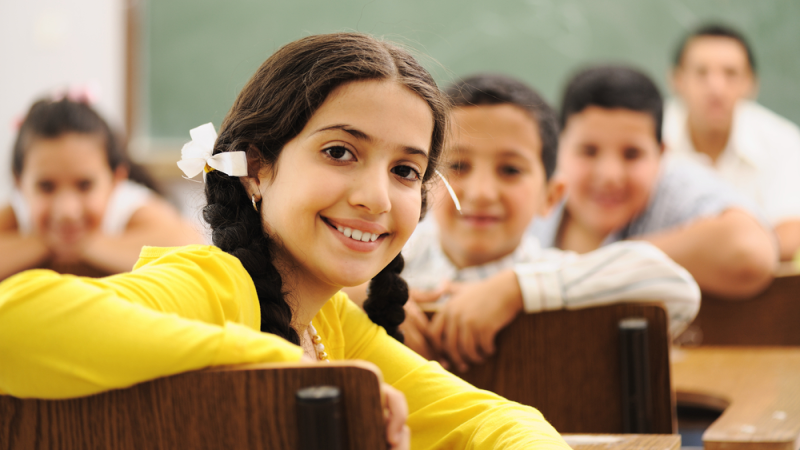 Niña y compañeros en una de las mejores secundarias en CDMX