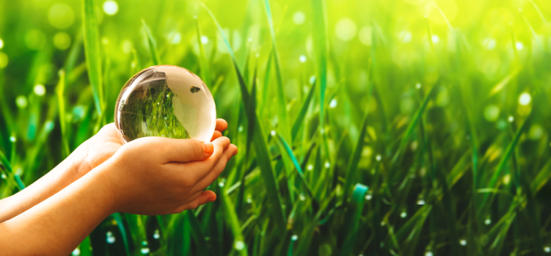Niño sostiene globo terráqueo y cuida medio ambiente