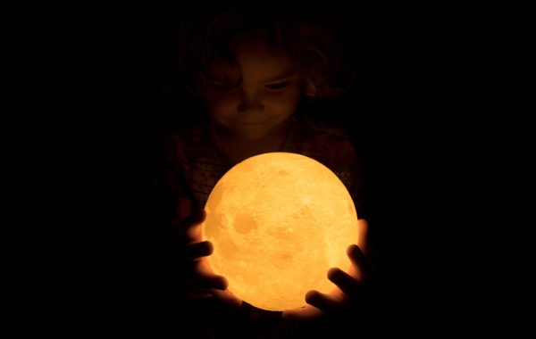 Nila sostiene lámpara de Luna entre las manos