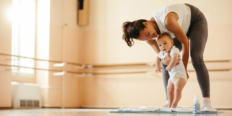 Madre practicando matrogimnasia con hijo de preescolar