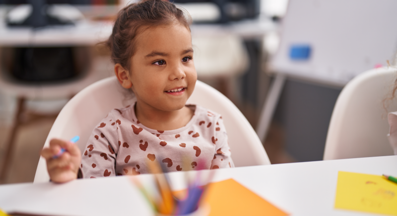 Niña de preescolar en salón de clase