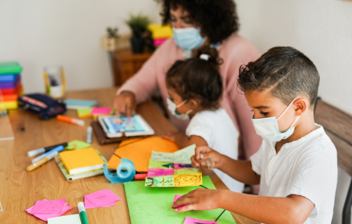Niños aprendiendo letras y números en kínder