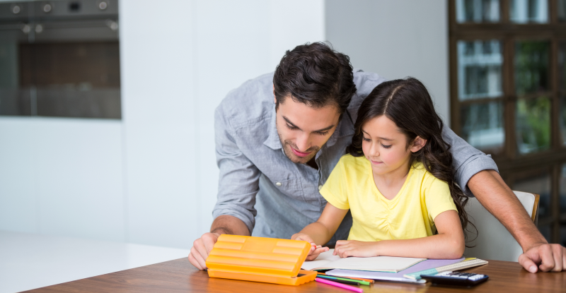 Padre apoya a su hija con trabajo de escuela