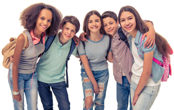 Amigos de secundaria se abrazan