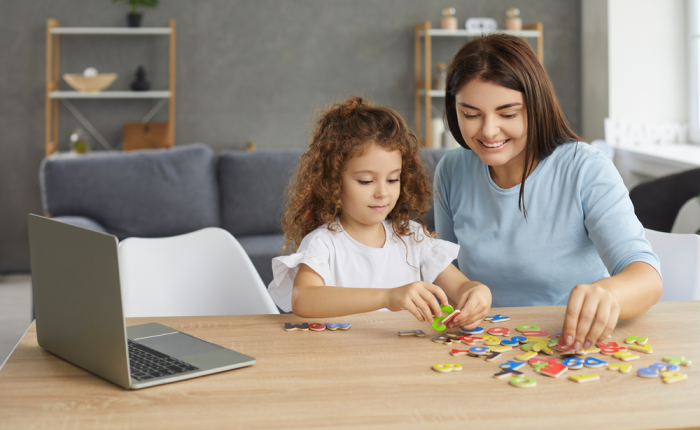 Mamá enseña inglés con letras a su hija