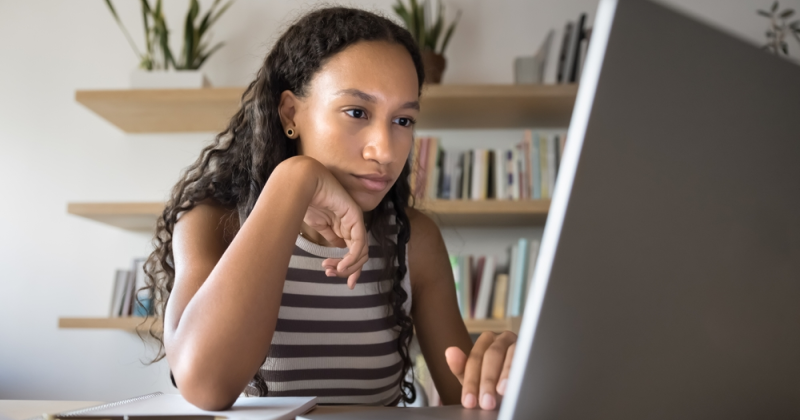 Adolescente de secundaria lee y reflexiona para desarrollar pensamiento crítico