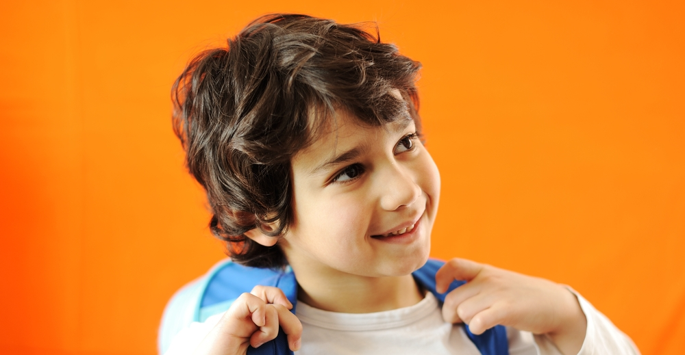 Niño preparándose para entrar a la primaria