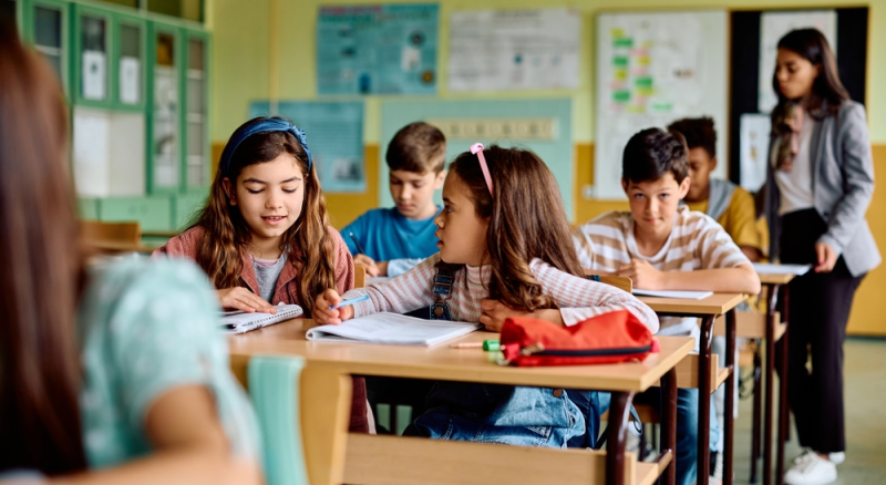 Niños aplicados que estudian en primaria de paga