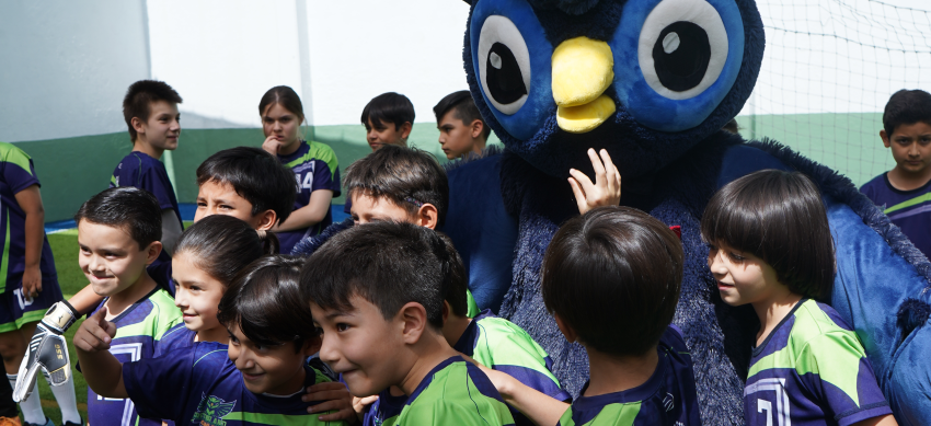 Mascota de Grenland con niños