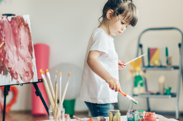 Niña haciendo arte y aplicando técnica de pintura